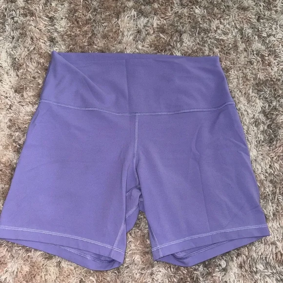 lululemon athletica Mid-Rise Violet Performance Shorts - Picture 2 of 2